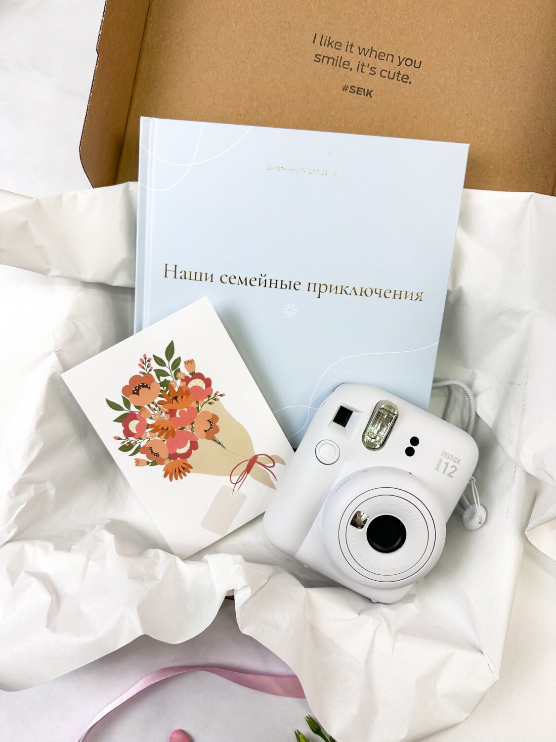 Подарочный комплект для семьи - камера мгновенной печати + скретч-книга "Наши семейные приключения"
